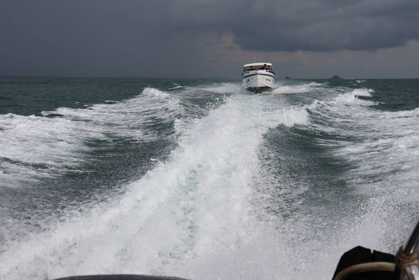 фоновые волны и всплески, катание на катерах вблизи тропических островов в океане в Азии - Фото, изображение