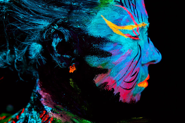 neon verf creatief gloeiend UV portret - Foto, afbeelding