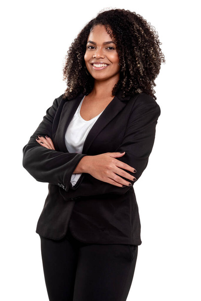 Студийная фотография молодой и элегантной черной женщины, улыбающейся изолированно на белом фоне в различных повседневных ситуациях. Красивая модель с белым фоном. - Фото, изображение