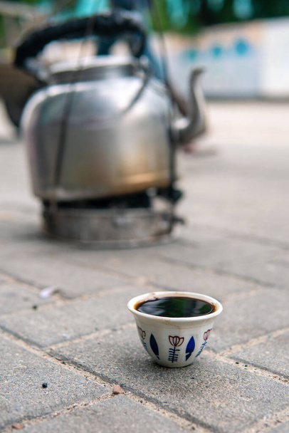 Cafetière de rue sur charbon et petite tasse Sur le Broadway à Dar es Salaam, Tanzanie, Afrique - Photo, image