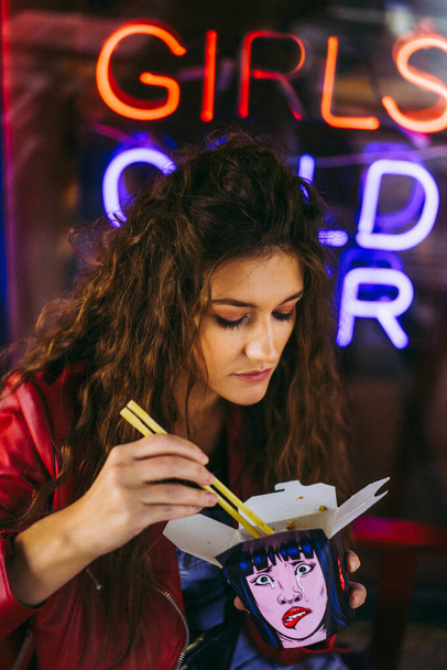 jeune belle femme aux cheveux longs dans le restaurant de nouilles asiatiques  - Photo, image