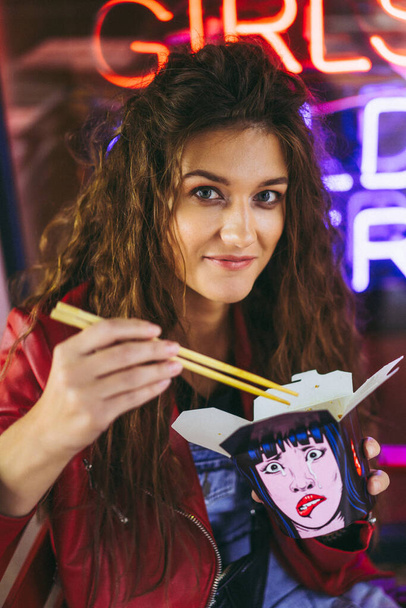 νεαρή όμορφη γυναίκα με μακριά μαλλιά στην ασιατική noodle εστιατόριο  - Φωτογραφία, εικόνα