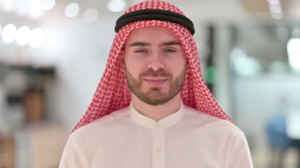 Портрет позитивного арабського підприємця, який піднімає руки  - Кадри, відео