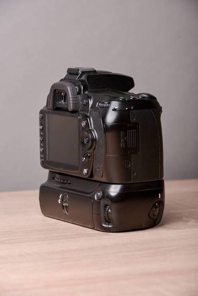 Digitale Fotokamera auf Holztisch - Foto, Bild