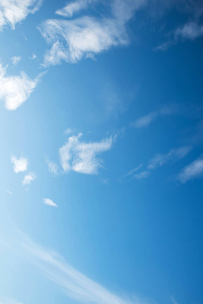Красивое голубое небо с белыми облаками - Фото, изображение