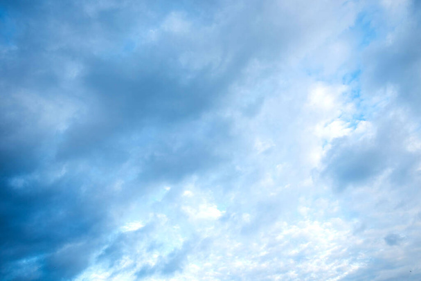 Céu azul bonito com nuvens brancas - Foto, Imagem