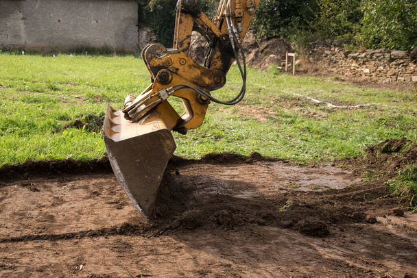 demarcación de un nuevo edificio en la superficie del suelo antes de que comience la construcción de una casa familiar, maquinaria pesada - Foto, Imagen