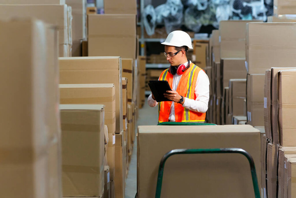 Zaměstnanec logistického skladu provádí inventuru produktů - Fotografie, Obrázek