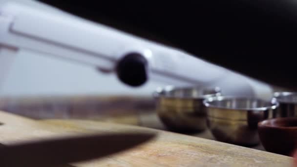 Biologische goudaardappelen snijden op een V-blad mandoline om geschulpte aardappelen te bereiden. - Video
