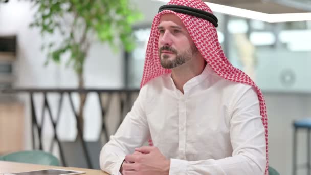 Empresario árabe positivo haciendo pulgares hacia arriba  - Imágenes, Vídeo