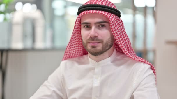 Positieve jonge Arabische zakenman doet duimen omhoog  - Video