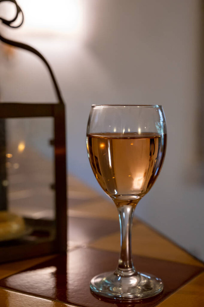 Ochutnávka místního růžového vína z Aix en Provence, Provence, Francie, večerní světlo - Fotografie, Obrázek