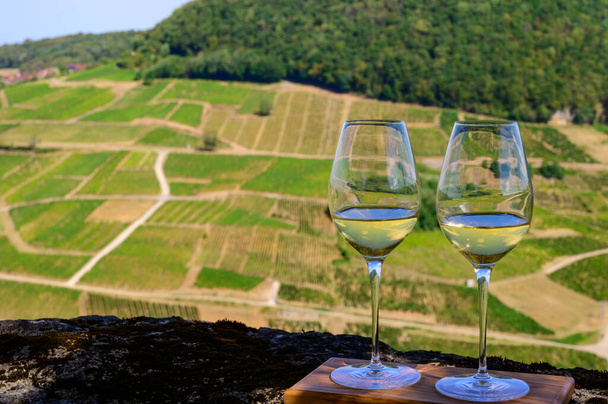 Buiten proeverij van witte of jaune Jura wijn op wijngaarden in de buurt van Chateau-Chalon dorp in Jura, Frankrijk - Foto, afbeelding