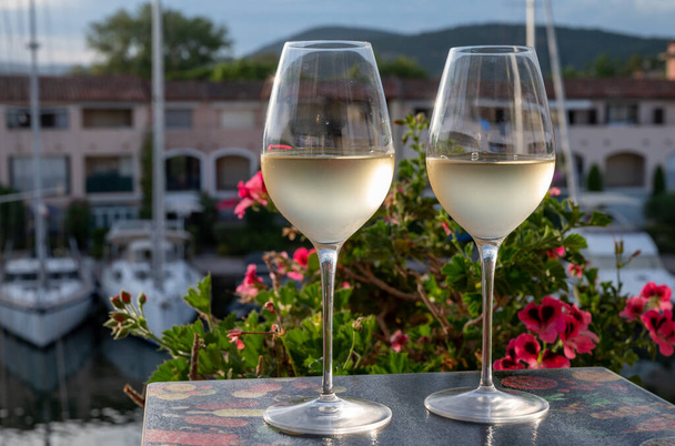 Degustação de vinho branco frio local no verão com barcos à vela refúgio de Port grimaud no fundo, Provence, Var, França - Foto, Imagem