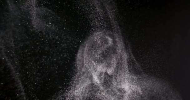 Prášek izolovaný na černém pozadí - Záběry, video