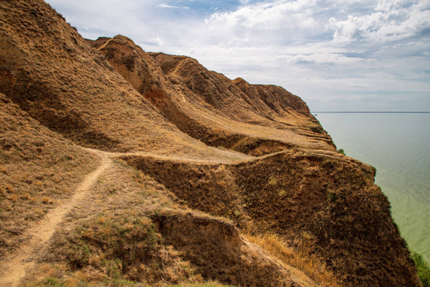 Grote grot canyon in de Kherson regio aan de kust. - Foto, afbeelding