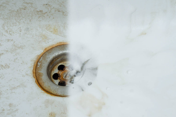 Foto de duas partes, um mostra um dreno de banheiro sujo, e o outro é em um detergente espumoso, antes e depois de fotos - Foto, Imagem