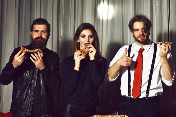 Boldog barátok eszik ízletes pizza szeletek - Fotó, kép