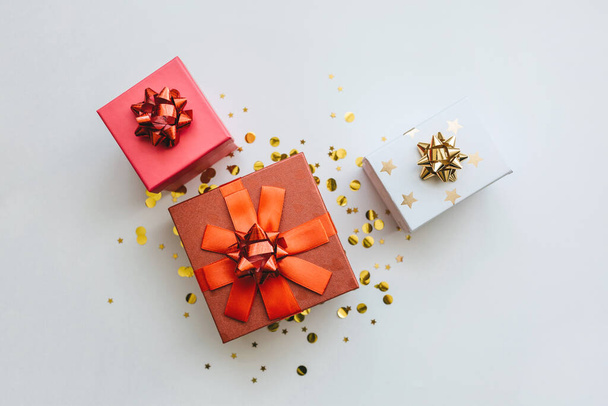 Un montón de cajas de regalo festivas - Foto, Imagen