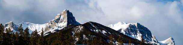 The Goat Range from Three Sisters Parkway (en inglés). Canmore, Alberta, Canadá - Foto, imagen