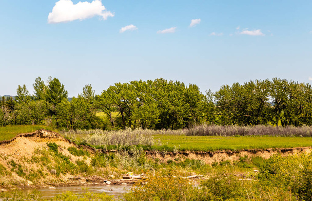 Поля и ручьи в пути по стране. Округ Фьютилс, Альберта, Канада - Фото, изображение