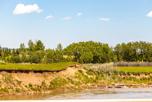 Поля и ручьи в пути по стране. Округ Фьютилс, Альберта, Канада - Фото, изображение