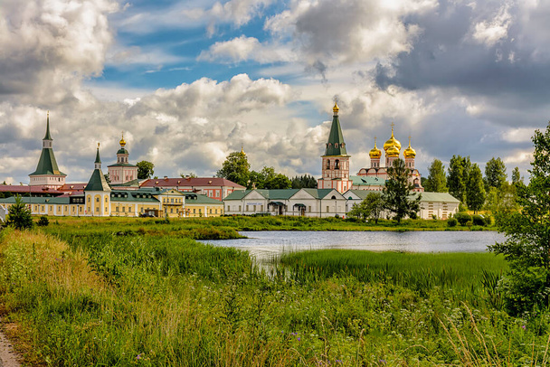 Vermoedelijke kathedraal. Valdai Iversky Bogoroditsky Svyatoozersky klooster is een orthodox klooster op het Selvitsky eiland Valdai Lake in de regio Novgorod. Gebouwd op initiatief van Patriarch Nikon.  - Foto, afbeelding