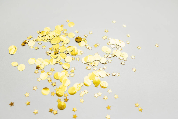 Verspreid gouden confetti achtergrond - Foto, afbeelding