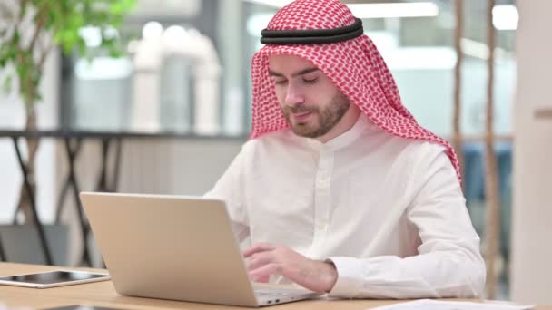 Veselý arabský podnikatel slaví úspěch na notebooku v kanceláři  - Záběry, video