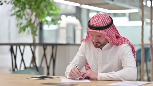 紙に書いていないアラブビジネスマン  - 映像、動画