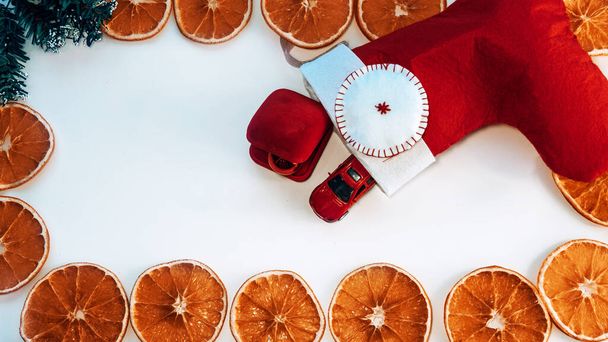 szárított narancshéj szárított narancssárga keret fehér alapon. hely a szöveg.a kilátás felülről. Másolás. Kiváló kilátás. szárított narancshéj. Nyaralás, ünneplés és főzés koncepció. Újévi és karácsonyi képeslap.Karácsonyi zokni ajándékok - Fotó, kép