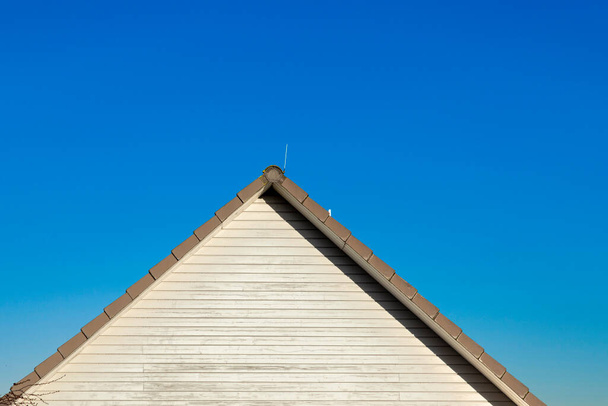 obecný štítek rodinného domu s modrou oblohou - Fotografie, Obrázek