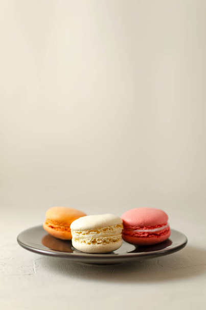 Colourful macaroons on the glass plate close up - Foto, Imagen