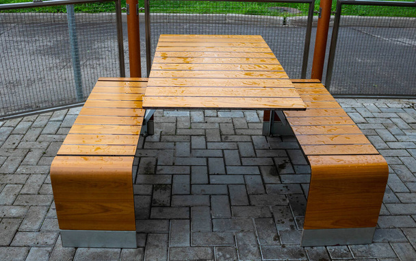 Hellbrauner Tisch, offenes Straßencafé an einem Herbsttag. - Foto, Bild