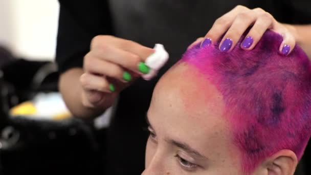 Fodrász levágja a rövid haj egy vágó Home salon a járvány alatt - Felvétel, videó