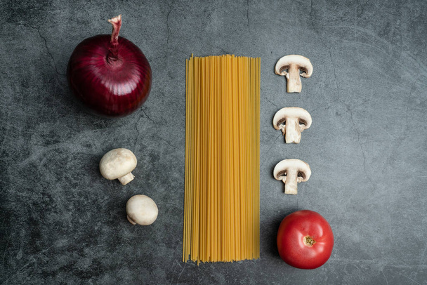 Lahodné houbové špagety se umístí na šedou betonovou podlahu a italské jídlo se umístí na šedou betonovou podlahu - Fotografie, Obrázek