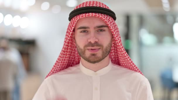 Muotokuva houkutteleva arabi Liikemies tekee Video Chat - Materiaali, video