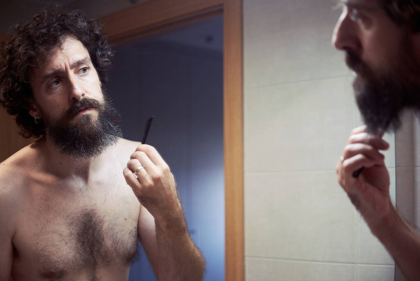 Középkorú spanyol férfi vágja a szakállát. - Fotó, kép
