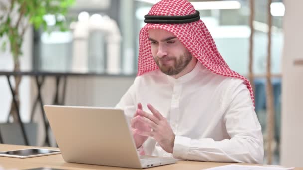 Homme d'affaires arabe réfléchi Penser et travailler sur ordinateur portable dans le bureau  - Séquence, vidéo