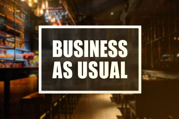 Business as Usual signe d'un bar ou d'un pub. Concept de reprise ou de confiance dans les opérations. - Photo, image