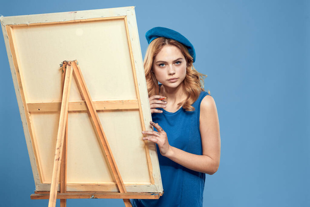 Donna artista blu prendere cavalletto hobby disegno creativo blu sfondo - Foto, immagini
