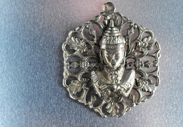 Renkli bir arkaplan üzerinde Gümüş Buda Kolyesi Mücevheri - Fotoğraf, Görsel