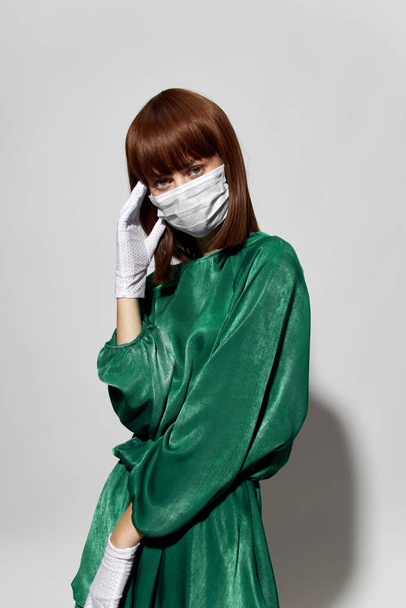  Fashion vrouwelijke coronavirus, model poseren met handschoenen en beschermende medische masker - Foto, afbeelding