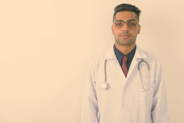 Studio laukaus nuori intialainen mies lääkäri yllään silmälasit valkoisella taustalla - Valokuva, kuva