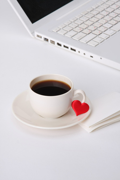 Coffee cup cup and heart near the laptop - Foto, afbeelding