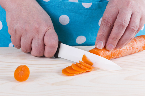 dona de casa cortando cenoura
 - Foto, Imagem