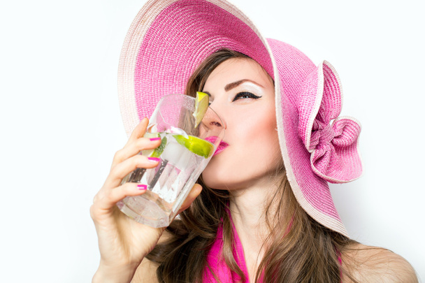 SSUmmer hat woman drinking cocktail - Zdjęcie, obraz