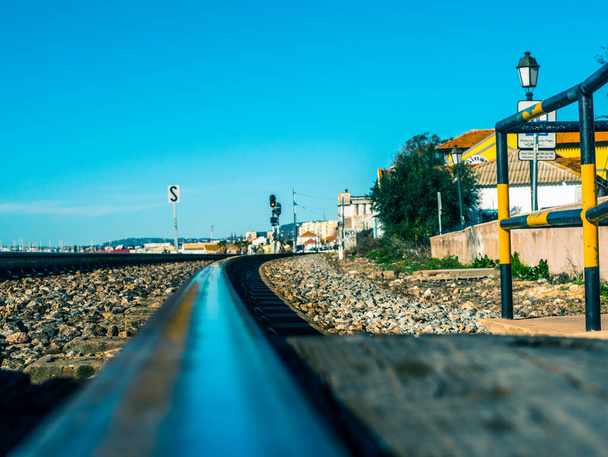 Railroad of Faro next to the sea. - Foto, Imagen