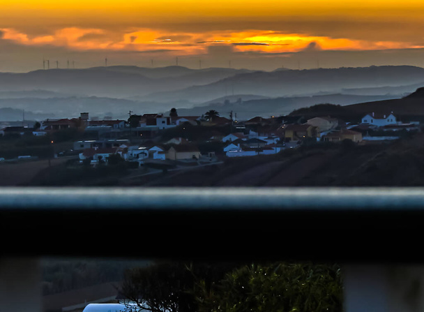 Morgenlandschaft vor Sonnenaufgang hinter einem Aluminiumgeländer - Foto, Bild