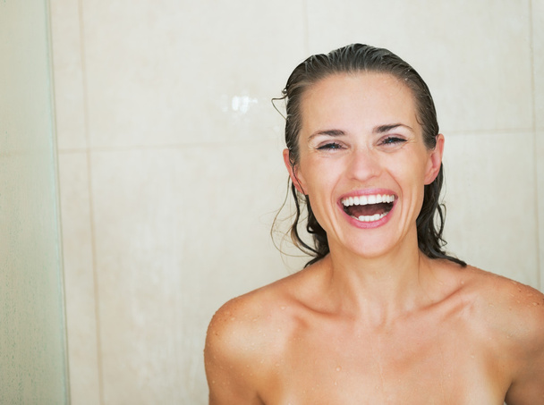 Portrait of smiling young woman in shower - Foto, immagini